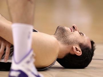 El argentino Manu Ginobili sufrió un fuerte golpe ante los Pelicans.