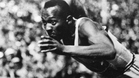Jesse Owens hizo historia al ganar cuatro medallas de oro en los Juegos Olímpicos de Berlín 1936.