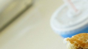 "A todo el mundo le gusta el bacon, ¿no?", pensó Simon Smith cuando decidió cambiar oficialmente su nombre por Bacon Double Cheeseburger.