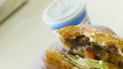 "A todo el mundo le gusta el bacon, ¿no?", pensó Simon Smith cuando decidió cambiar oficialmente su nombre por Bacon Double Cheeseburger.