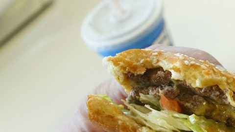 "A todo el mundo le gusta el bacon, ¿no?", pensó Simon Smith cuando decidió cambiar oficialmente su nombre por Bacon Double Cheeseburger.