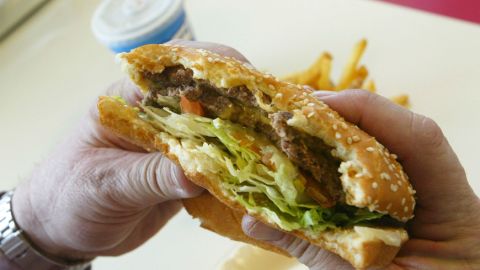 "A todo el mundo le gusta el bacon, ¿no?", pensó Simon Smith cuando decidió cambiar oficialmente su nombre por Bacon Double Cheeseburger.