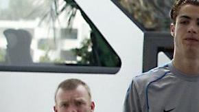 Cristiano Ronaldo (izq) dijo que en el Manchester United nunca mantuvo una relación estrecha con sus compañeros.