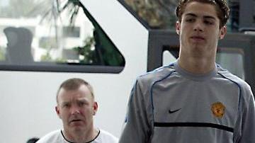 Cristiano Ronaldo (izq) dijo que en el Manchester United nunca mantuvo una relación estrecha con sus compañeros.