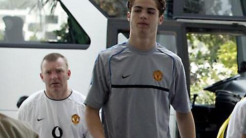 Cristiano Ronaldo (izq) dijo que en el Manchester United nunca mantuvo una relación estrecha con sus compañeros.