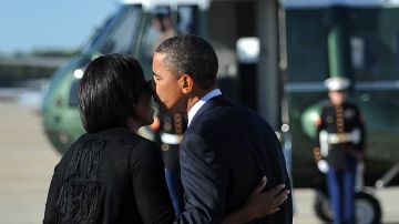 El presidente Barack Obama besa a la primera dama Michele Obama en la Base Andrews en Maryland, antes de regresar a la Casa Blanca.