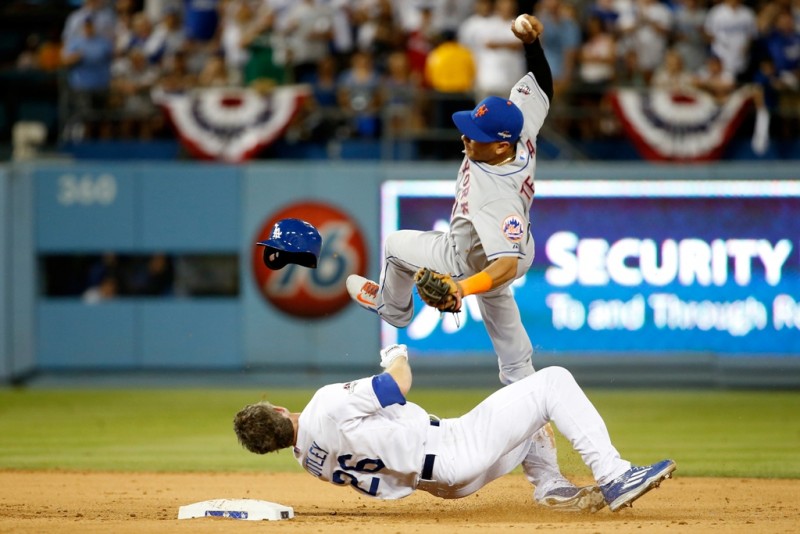 Acción de la agresiva barrida de Chase Utley, de los Dodgers, sobre Rubén Tejada, de los Mets, en los playoffs de 2015. El infielder sufrió fractura de pierna.