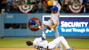 Acción de la agresiva barrida de Chase Utley, de los Dodgers, sobre Rubén Tejada, de los Mets, en los playoffs de 2015. El infielder sufrió fractura de pierna.