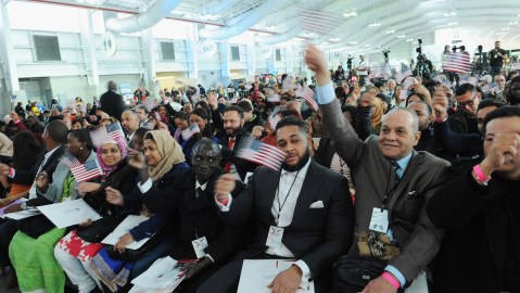 Los candidatos a la ciudadanía estadounidense juramentan durante la Ceremonia de Naturalización en el Festival PEOPLE En Español 2015, el 18 de octubre de 2015 en la ciudad de Nueva York.