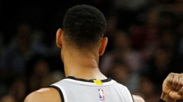 Kobe Bryant le dará al igualmente legendario Tim Duncan, de los Spurs, un último estrechón de manos en la cancha.