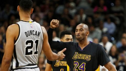 Kobe Bryant le dará al igualmente legendario Tim Duncan, de los Spurs, un último estrechón de manos en la cancha.