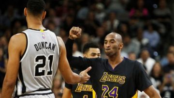 Kobe Bryant le dará al igualmente legendario Tim Duncan, de los Spurs, un último estrechón de manos en la cancha.