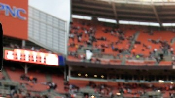 la Policía emitió una orden de restricción para que Manziel no pueda acercarse a su ex novia.