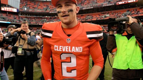 la Policía emitió una orden de restricción para que Manziel no pueda acercarse a su ex novia.