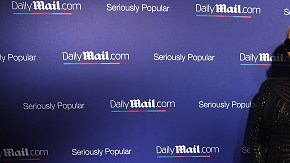 Amber es asediada tanto por hombres como también por mujeres.