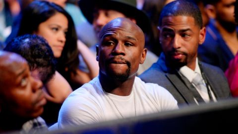 Floyd Mayweather da señales de un regreso inminente de un retiro que nadie le creyó.
