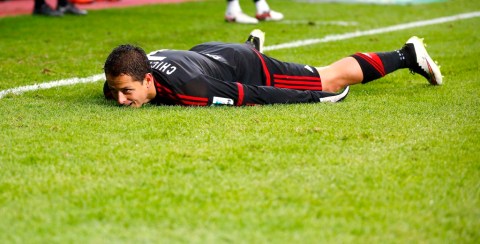 Chicharito marco dos veces el sábado, el primero de penal y el segundo en una buena jugada individual.