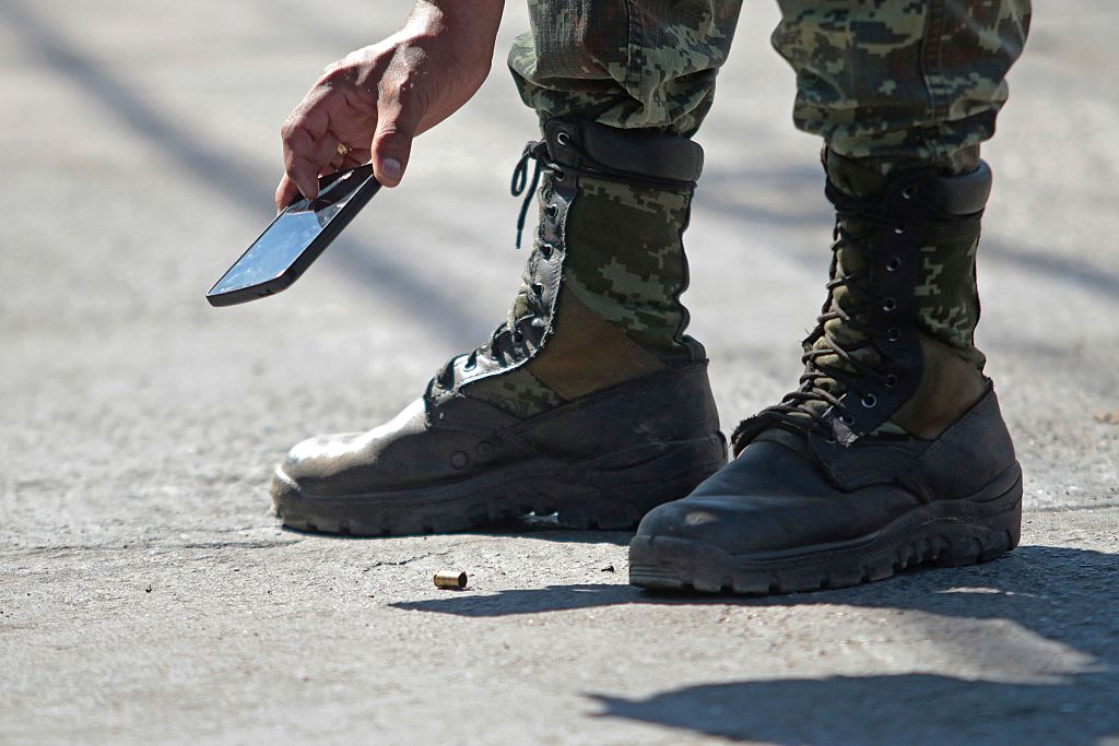 Un soldado mexicano toma una foto de un casquillo de bala en la escena del crimen en Acapulco, estado de Guerrero, México.