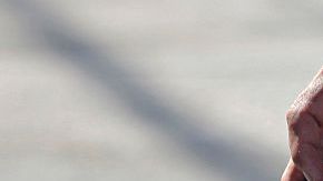 Un soldado mexicano toma una foto de un casquillo de bala. PEDRO PARDO/AFP/Getty Images