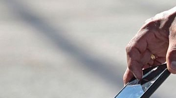 Un soldado mexicano toma una foto de un casquillo de bala. PEDRO PARDO/AFP/Getty Images