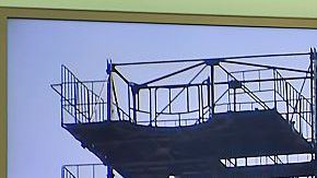 Un hombre mira un en un televisor el informe de prensa sobre el lanzamiento de un cohete en Corea del Norte.