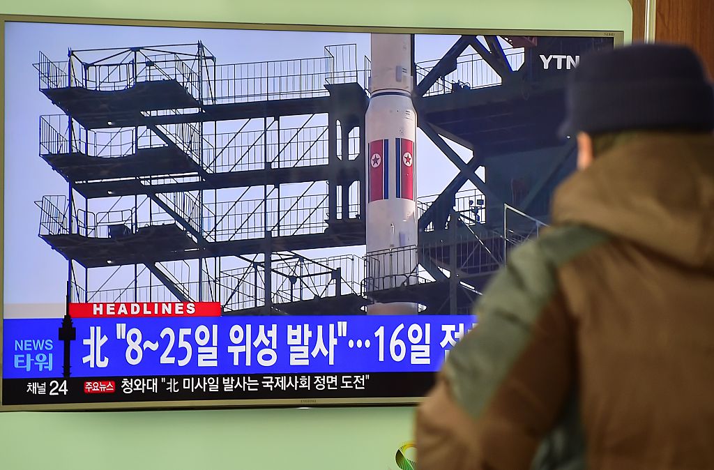 Un hombre mira un en un televisor el informe de prensa sobre el lanzamiento de un cohete en Corea del Norte.