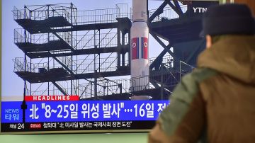 Un hombre mira un en un televisor el informe de prensa sobre el lanzamiento de un cohete en Corea del Norte.