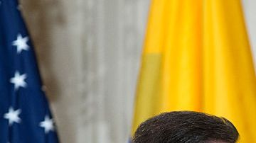 Los presidentes de EEUU y Colombia se saludan durante la recepción realizada por los 15 años del Plan Colombia.