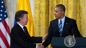 Los presidentes de EEUU y Colombia se saludan durante la recepción realizada por los 15 años del Plan Colombia.