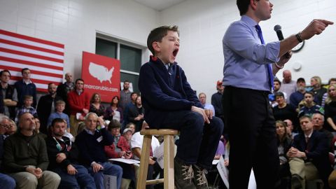 Salem, Nueva Hampshire - 04 de febrero: Dominick Rubio, de 7 años, acompañó en el escenario a su padre el candidato presidencial republicano senador Marco Rubio (R-FL). La campaña de Rubio está cobrando impulso en New Hampshire después de llegar en tercer lugar en Iowa caucus del lunes, un punto porcentual por detrás de Donald Trump y cuatro puntos del líder, el senador Ted Cruz (R-TX). (Foto por Chip Somodevilla / Getty Images)