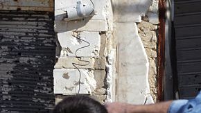 La pareja de recién casados decidió tomar sus fotos de la boda en las calles de la ciudad destruida de Homs, en 
Siria.