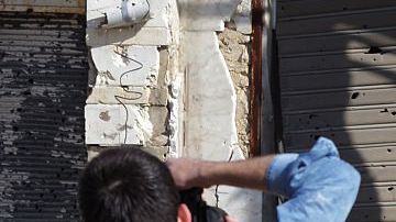 La pareja de recién casados decidió tomar sus fotos de la boda en las calles de la ciudad destruida de Homs, en 
Siria.