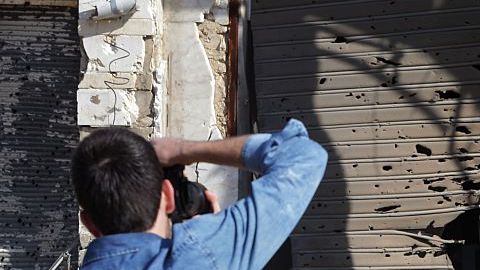 La pareja de recién casados decidió tomar sus fotos de la boda en las calles de la ciudad destruida de Homs, en 
Siria.
