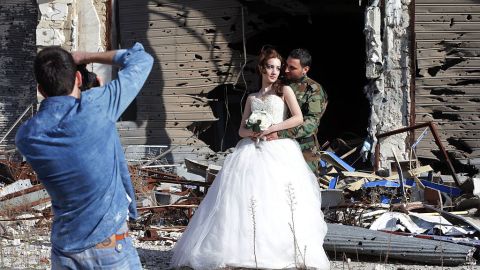 La pareja de recién casados decidió tomar sus fotos de la boda en las calles de la ciudad destruida de Homs, en
Siria.