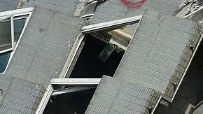 Los equipos de rescate transportan un sobreviviente (3ª d) encontrado en los escombros en el complejo de apartamentos Wei-Kuan.