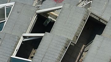 Los equipos de rescate transportan un sobreviviente (3ª d) encontrado en los escombros en el complejo de apartamentos Wei-Kuan.