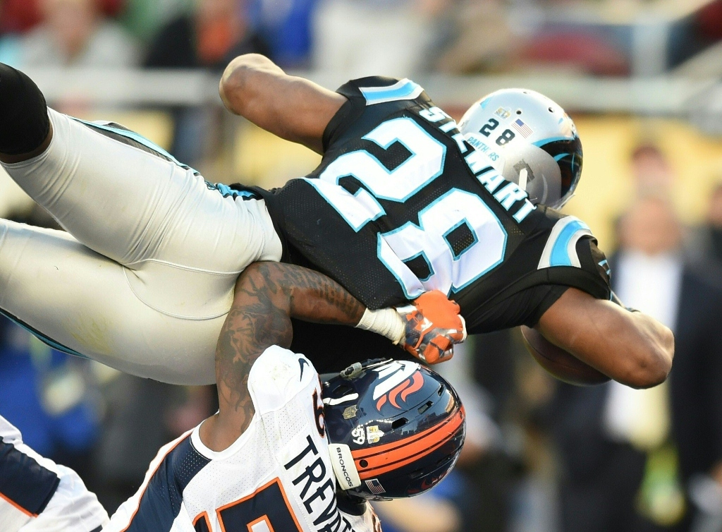 Broncos maltratan a Cam Newton para ganar el Super Bowl 50