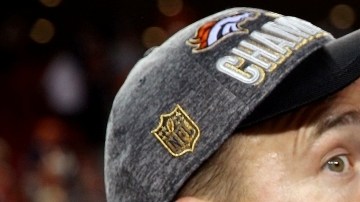 Peyton Manning festeja con su hijo Marshall tras conseguir ganar su segundo Super Bowl en su carrera.