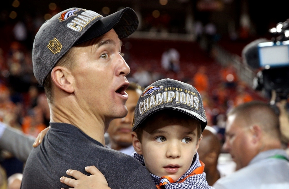 Peyton Manning festeja con su hijo Marshall tras conseguir ganar su segundo Super Bowl en su carrera.