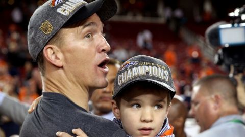 Peyton Manning festeja con su hijo Marshall tras conseguir ganar su segundo Super Bowl en su carrera.