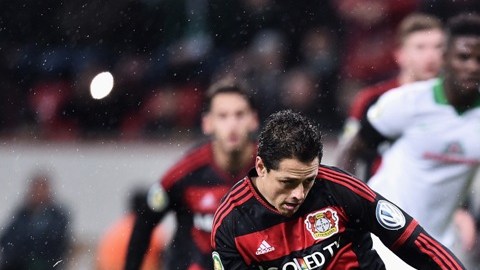 Chicharito cobró el penalti para adelantar al Bayer Leverkusen.