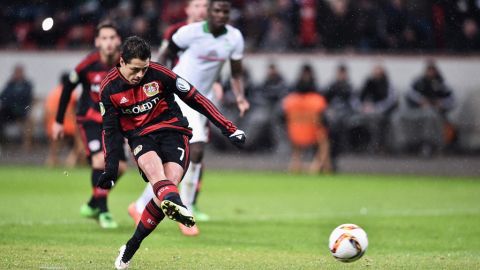 Chicharito cobró el penalti para adelantar al Bayer Leverkusen.