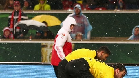 La escena de las pelotas de tenis se dio durante el juego de Copa entre el VfB Stuttgart y el Borussia Dortmund en el Mercedes-Benz Arena.