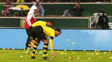La escena de las pelotas de tenis se dio durante el juego de Copa entre el VfB Stuttgart y el Borussia Dortmund en el Mercedes-Benz Arena.