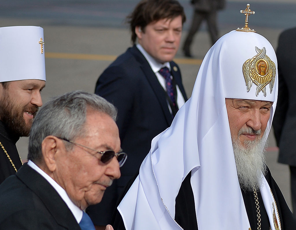 El patriarca Kiril es recibido por el gobernante cubano Raúl Castro,en aeropuerto internacional José Martí. 