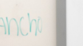 El primer "trabajo remunerado" de America Ferrera puede resultar desagradable para algunos, pero la actriz no se avergüenza.