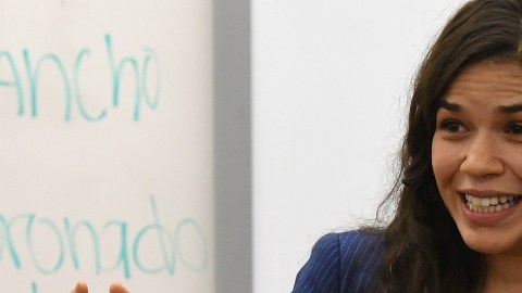 El primer "trabajo remunerado" de America Ferrera puede resultar desagradable para algunos, pero la actriz no se avergüenza.