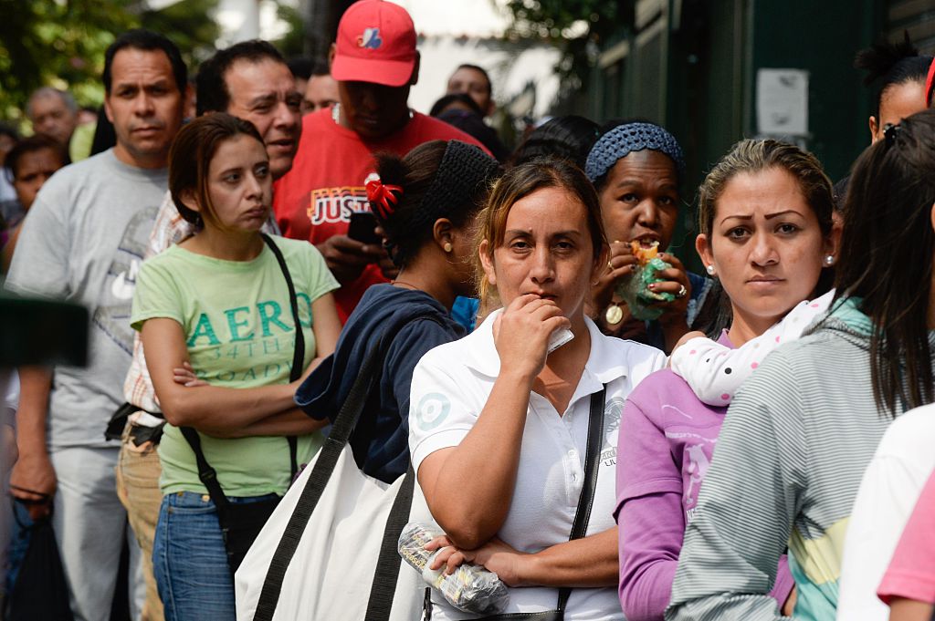  Las colas para comprar bienes básicos son parte del paisaje urbano venezolano.