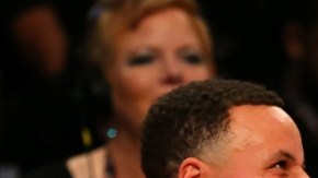 Stephen Curry (izq.), Klay Thompson (der.) y los Warriors de Golden State quieren hacer historia en la segunda parte de la temporada.