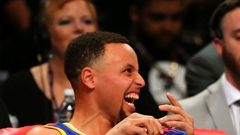 Stephen Curry (izq.), Klay Thompson (der.) y los Warriors de Golden State quieren hacer historia en la segunda parte de la temporada.